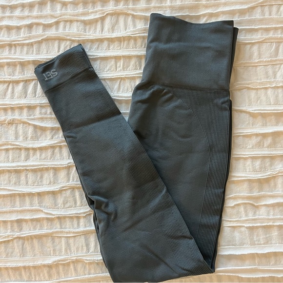 Set Active (SELLING AS SET) Sculptflex Box Cut Sports Bra & Leggings - Picture 6 of 6